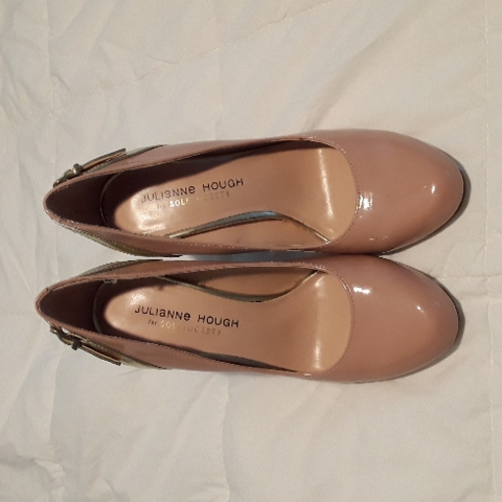 Julianne Hough nude/light pink pumps with gold heel